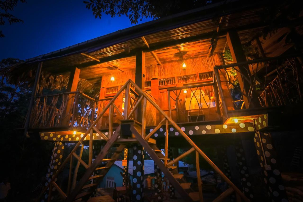 Bed and Breakfast The Winsome & Tree House Элла Экстерьер фото